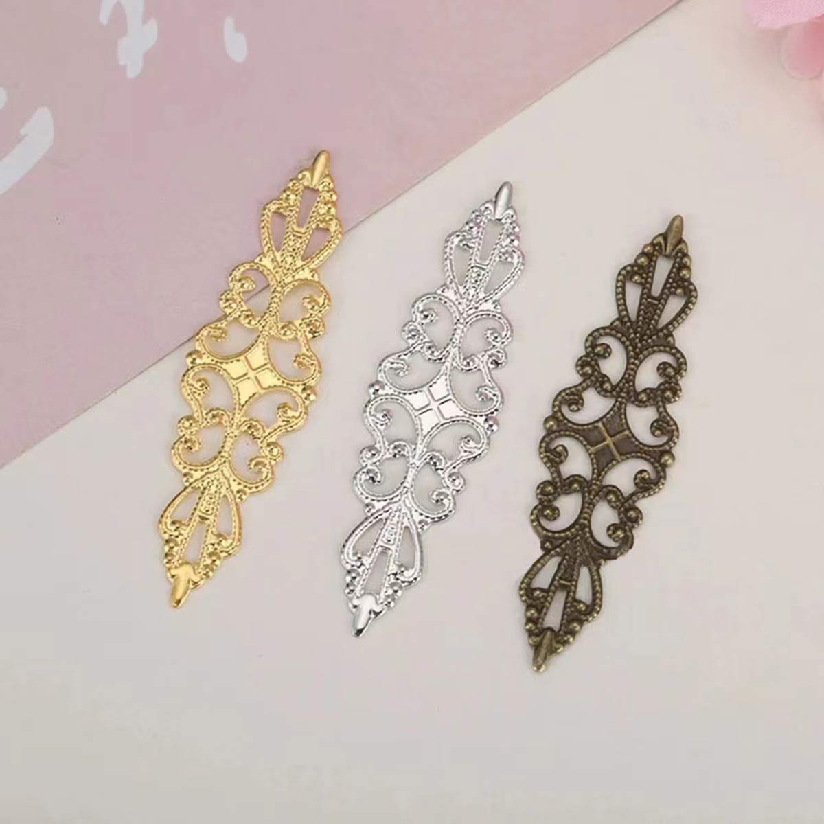 200個入り、中空の菱形チャーム、透かし模様の花柄、金属製の - Craft Embellishments のレビューと価格