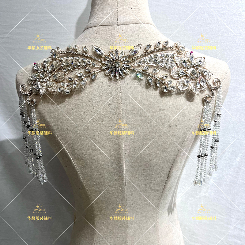 手作業でビーズをあしらったフリンジトリムとペンダント、ドレス - Beaded Trim Fringe のレビューと価格